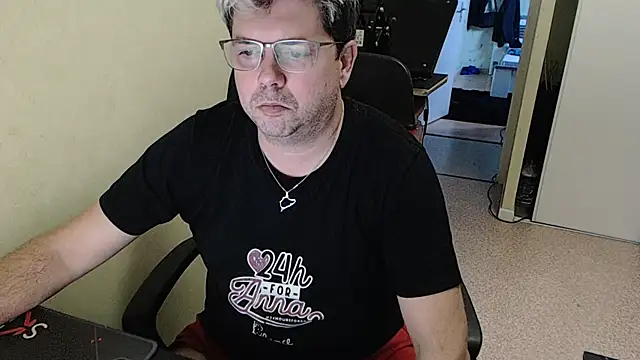 Snapshot of blueandwhite1 chatting on 12/19/24, 04:02 blueandwhite1 online show from 12/19/24, 04:02