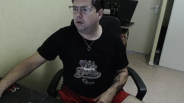 Snapshot of blueandwhite1 chatting on 12/20/24, 03:31 blueandwhite1 online show from 12/20/24, 03:31