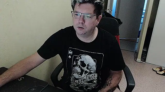 Snapshot of blueandwhite1 chatting on 12/30/24, 08:10 blueandwhite1 online show from 12/30/24, 08:10