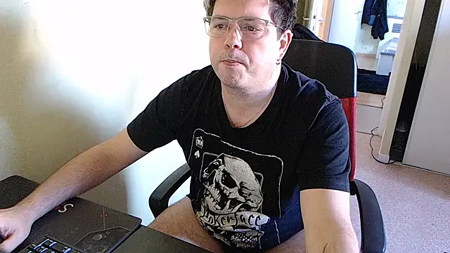 Snapshot of blueandwhite1 chatting on 12/31/24, 01:30 blueandwhite1 online show from 12/31/24, 01:30