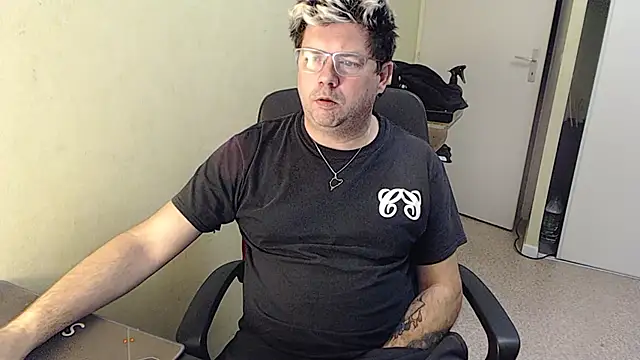 Snapshot of blueandwhite1 chatting on 01/02/25, 05:39 blueandwhite1 online show from 01/02/25, 05:39