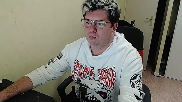 Snapshot of blueandwhite1 chatting on 01/06/25, 05:38 blueandwhite1 online show from 01/06/25, 05:38