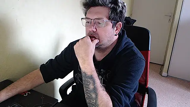 Snapshot of blueandwhite1 chatting on 01/26/25, 01:36 blueandwhite1 online show from 01/26/25, 01:36