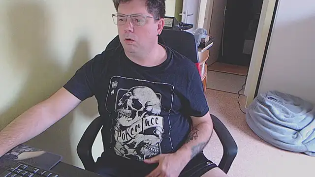 Snapshot of blueandwhite1 chatting on 02/13/25, 03:46 blueandwhite1 online show from 02/13/25, 03:46