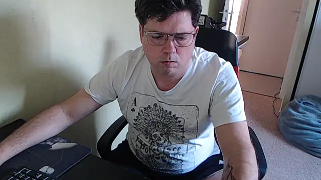 Snapshot of blueandwhite1 chatting on 02/20/25, 03:41 blueandwhite1 online show from 02/20/25, 03:41