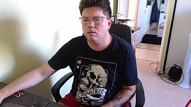 Snapshot of blueandwhite1 chatting on 10/02/25, 02:35 blueandwhite1 online show from 10/02/25, 02:35