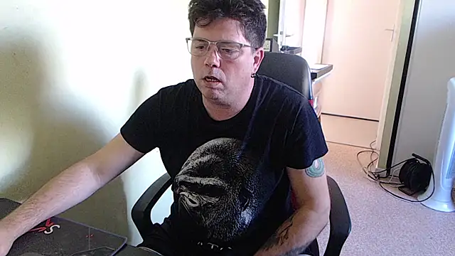 Snapshot of blueandwhite1 chatting on 10/07/25, 02:25 blueandwhite1 online show from 10/07/25, 02:25