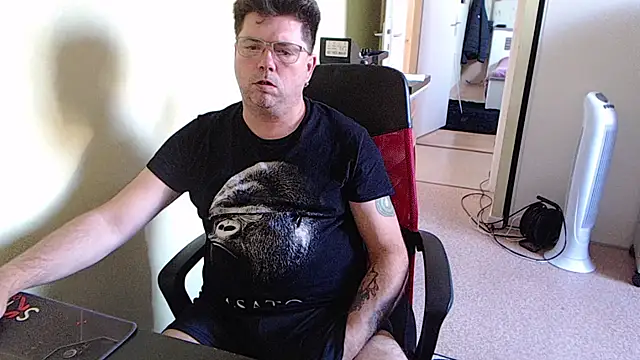 Snapshot of blueandwhite1 chatting on 10/16/25, 03:13 blueandwhite1 online show from 10/16/25, 03:13