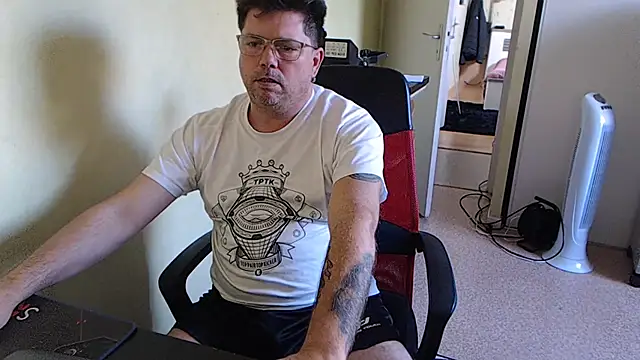 Snapshot of blueandwhite1 chatting on 10/18/25, 09:21 blueandwhite1 online show from 10/18/25, 09:21