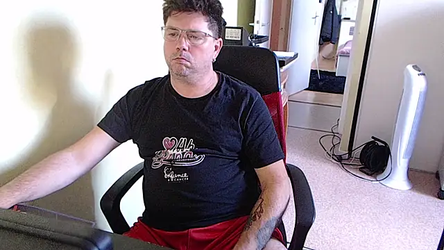 Snapshot of blueandwhite1 chatting on 10/24/25, 02:46 blueandwhite1 online show from 10/24/25, 02:46