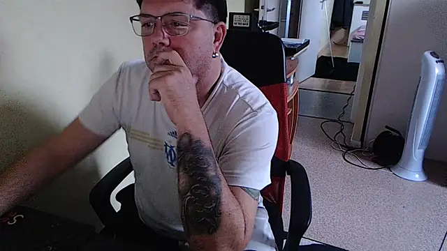 Snapshot of blueandwhite1 chatting on 11/06/25, 04:08 blueandwhite1 online show from 11/06/25, 04:08