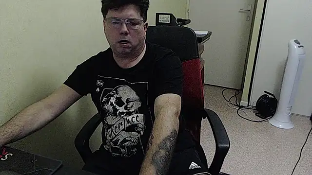 Snapshot of blueandwhite1 chatting on 11/10/25, 04:17 blueandwhite1 online show from 11/10/25, 04:17