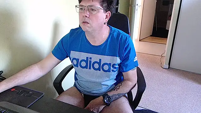 blueandwhite1 online show from 02/24/26, 03:32