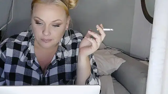 Snapshot of sweetsinzz chatting on 10/25/25, 02:30 sweetsinzz online show from 10/25/25, 02:30