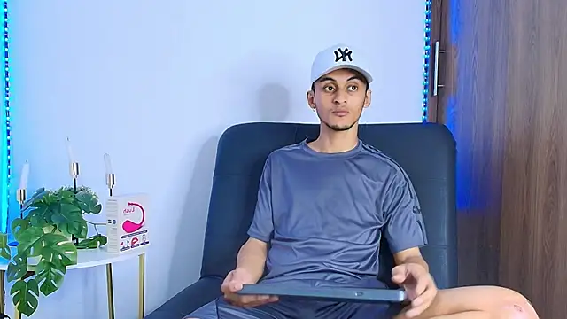 Snapshot of AlejandroLoouis chatting on 11/06/25, 07:37 AlejandroLoouis online show from 11/06/25, 07:37