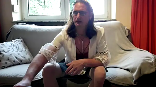 Snapshot of Cleohot1977 chatting on 10/26/25, 10:54 Cleohot1977 online show from 10/26/25, 10:54