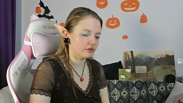 Snapshot of WonderConnie1 chatting on 10/31/25, 10:16 WonderConnie1 online show from 10/31/25, 10:16