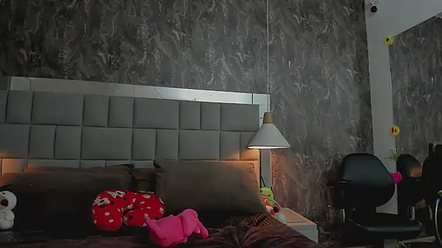 yiyisandoval online show from 03/18/26, 07:17