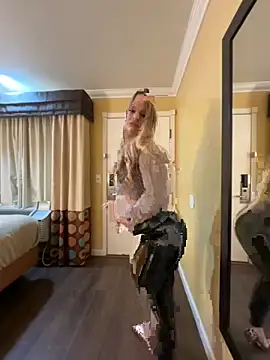 Snapshot of Petite_Blonde_Barbie chatting on 09/28/25, 10:53 Petite Blonde Barbie online show from 09/28/25, 10:53