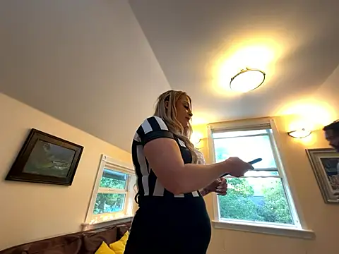 Snapshot of Petite_Blonde_Barbie chatting on 10/01/25, 11:55 Petite Blonde Barbie online show from 10/01/25, 11:55