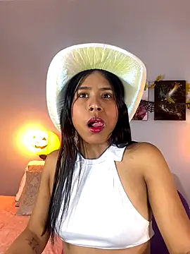 Snapshot of SophieW1 chatting on 10/24/25, 12:12 SophieW1 online show from 10/24/25, 12:12