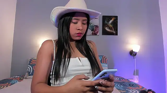 Snapshot of SophieW1 chatting on 11/05/25, 12:16 SophieW1 online show from 11/05/25, 12:16