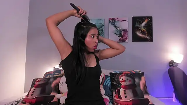 Snapshot of SophieW1 chatting on 11/12/25, 12:16 SophieW1 online show from 11/12/25, 12:16