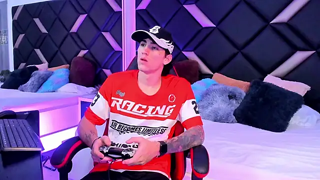 Snapshot of Handsomeboyss19 chatting on 10/18/25, 02:36 Handsomeboyss19 online show from 10/18/25, 02:36