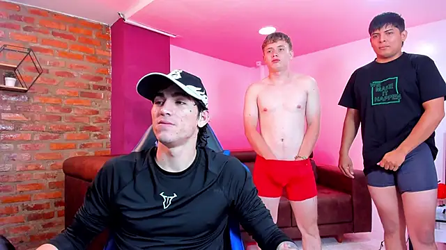 Snapshot of Handsomeboyss19 chatting on 11/05/25, 02:22 Handsomeboyss19 online show from 11/05/25, 02:22