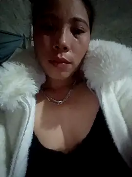 Snapshot of Phuong_xxx chatting on 12/17/25, 09:32 Phuong xxx online show from 12/17/25, 09:32