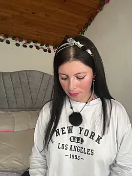 Mia salinass online show from 11/29/25, 07:28