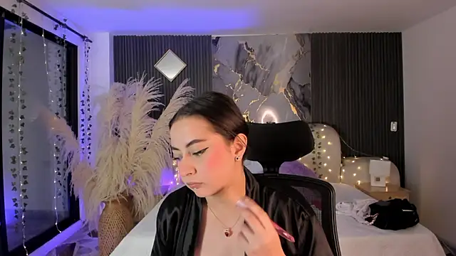 SarahCastro1  online show from 02/15/26, 04:53