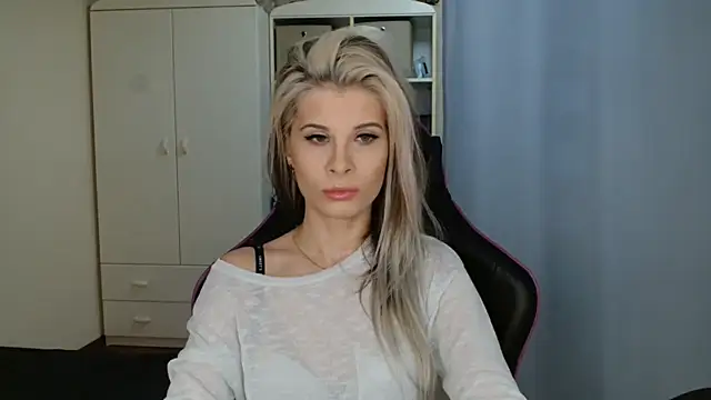 Snapshot of KristineGlow chatting on 04/17/26, 06:16 KristineGlow online show from 04/17/26, 06:16