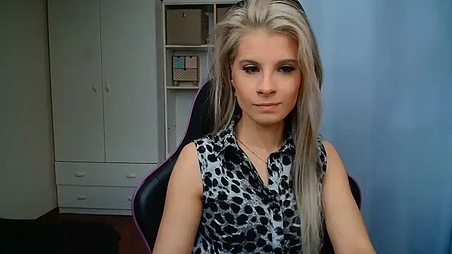 Snapshot of KristineGlow chatting on 06/01/26, 06:15 KristineGlow online show from 06/01/26, 06:15