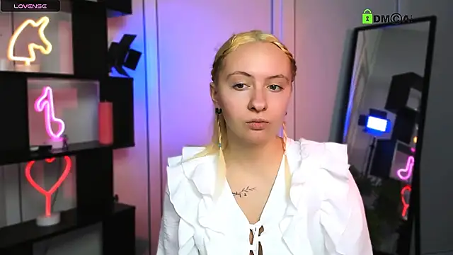 mila glow1 online show from 12/17/25, 07:31