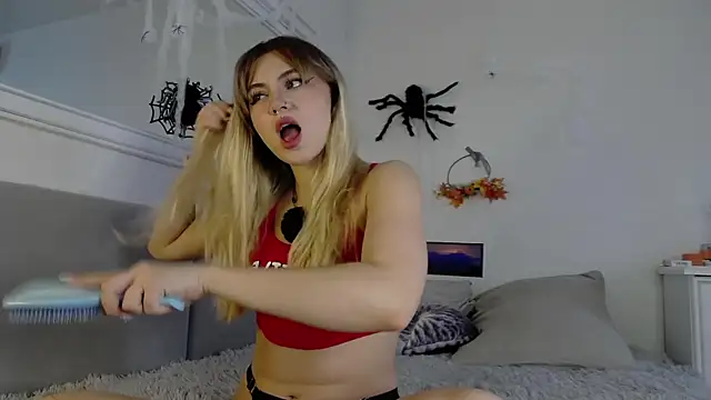 LunaMillie online show from 10/31/25, 08:26