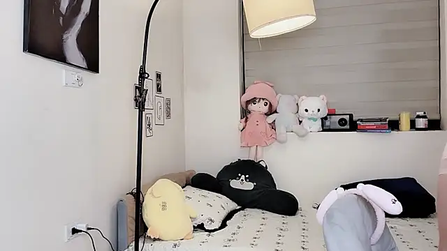 MaiLiiil online show from 12/17/25, 02:45