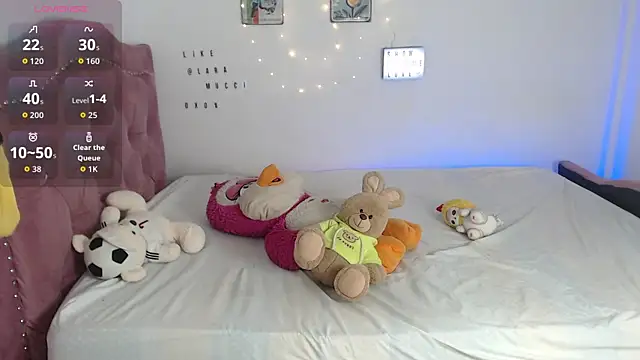 Snapshot of Laramucci chatting on 11/08/25, 03:23 Laramucci online show from 11/08/25, 03:23