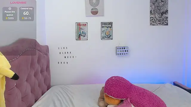 Snapshot of Laramucci chatting on 11/09/25, 07:45 Laramucci online show from 11/09/25, 07:45