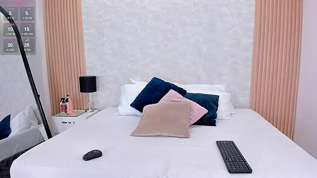 NaomyCollins   online show from 09/30/25, 01:38