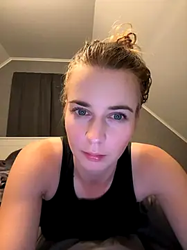 Snapshot of ellieen chatting on 10/13/25, 09:59 ellieen online show from 10/13/25, 09:59