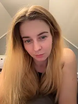 Snapshot of ellieen chatting on 10/14/25, 09:48 ellieen online show from 10/14/25, 09:48