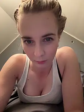 Snapshot of ellieen chatting on 10/15/25, 09:15 ellieen online show from 10/15/25, 09:15