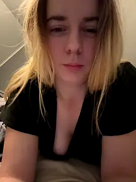 Snapshot of ellieen chatting on 10/20/25, 09:59 ellieen online show from 10/20/25, 09:59