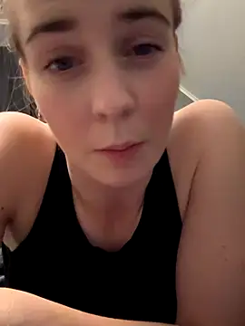 Snapshot of ellieen chatting on 10/26/25, 09:42 ellieen online show from 10/26/25, 09:42