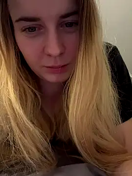 Snapshot of ellieen chatting on 10/28/25, 10:12 ellieen online show from 10/28/25, 10:12