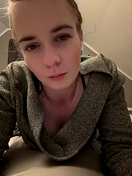 Snapshot of ellieen chatting on 10/29/25, 10:00 ellieen online show from 10/29/25, 10:00