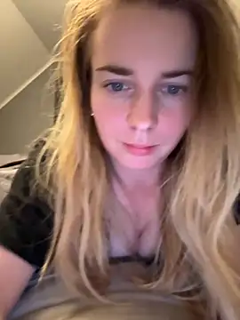 Snapshot of ellieen chatting on 10/30/25, 10:32 ellieen online show from 10/30/25, 10:32