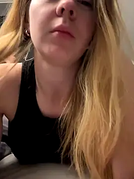 Snapshot of ellieen chatting on 10/31/25, 10:55 ellieen online show from 10/31/25, 10:55