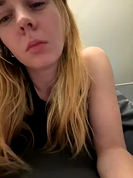 Snapshot of ellieen chatting on 11/03/25, 10:21 ellieen online show from 11/03/25, 10:21